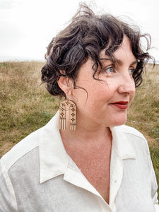 Arches and Fringe cut-out earrings in Maple wood with brass