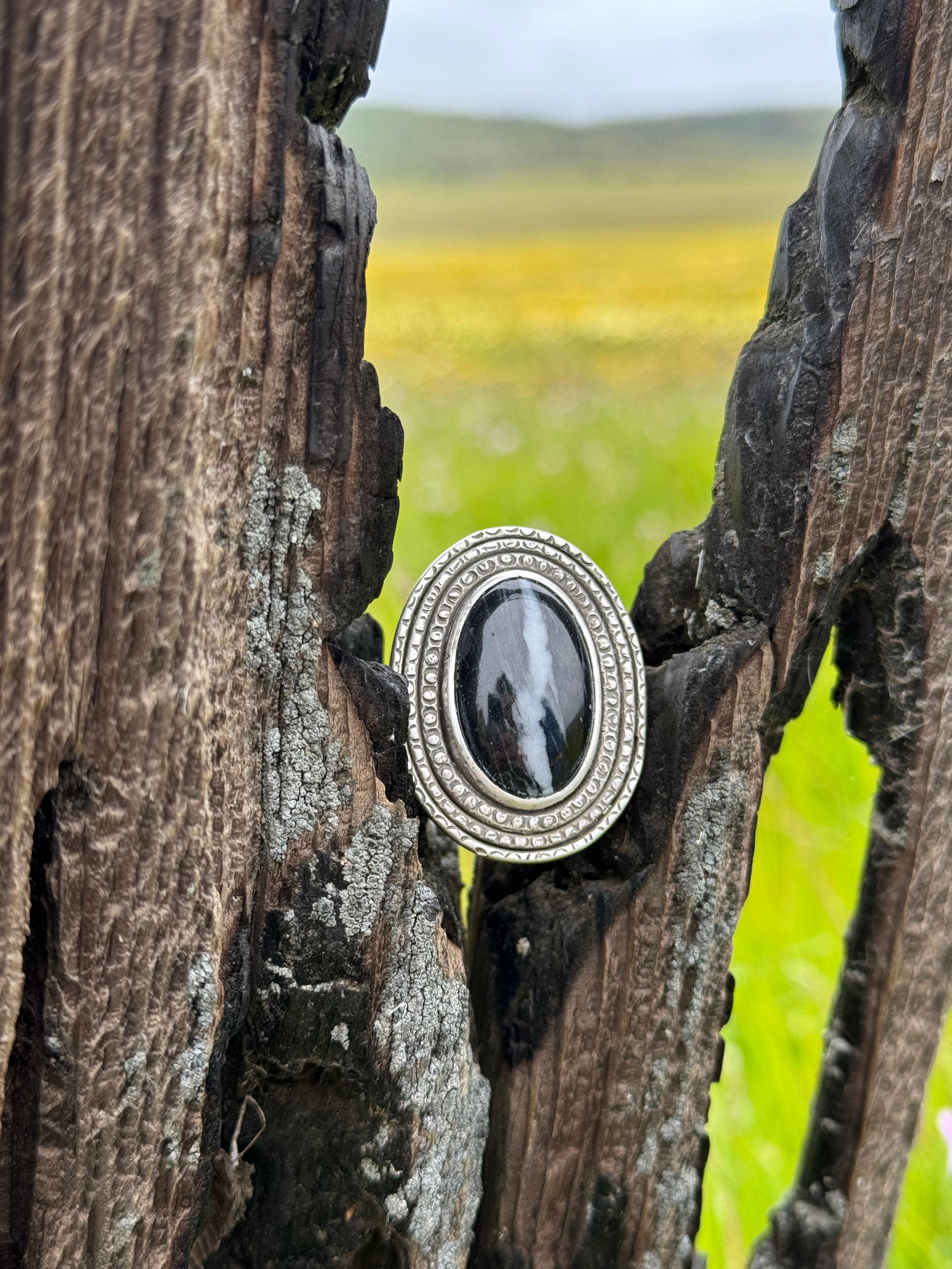 Stamped Neo Deco split-shank Sterling ring with black and white stone - Size US 7 3/4