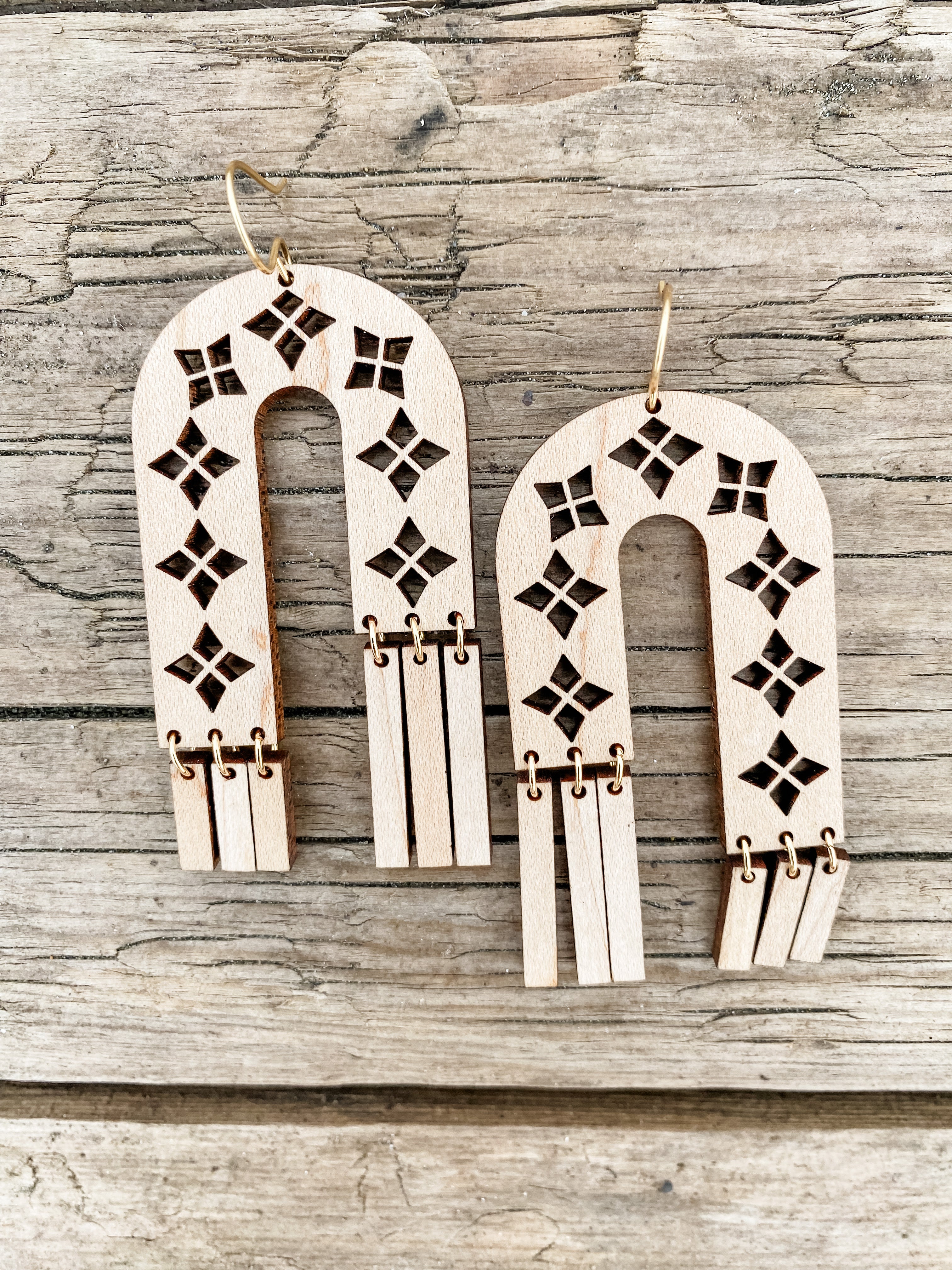 Arches and Fringe cut-out earrings in Maple wood with brass