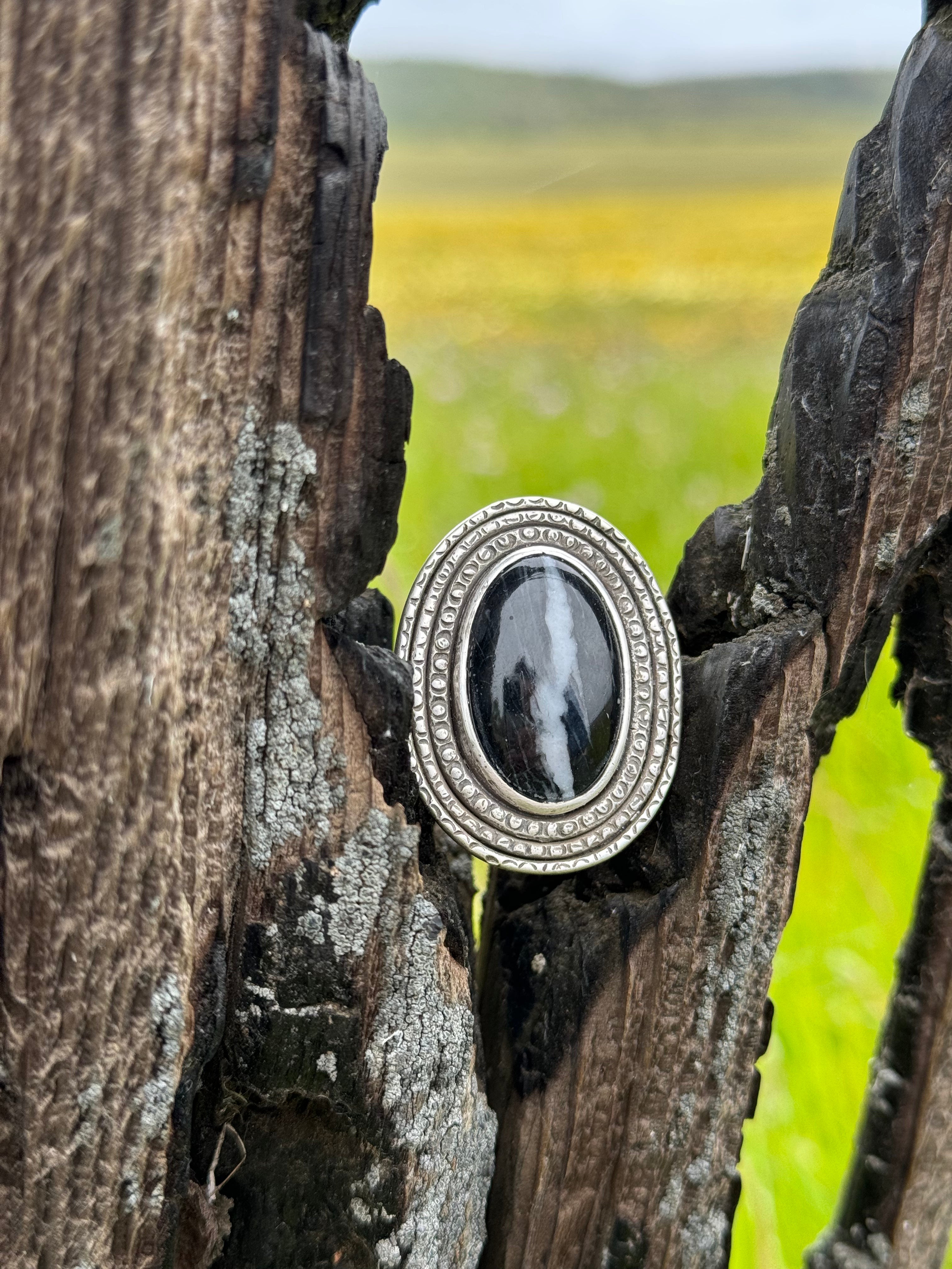 Stamped Neo Deco split-shank Sterling ring with black and white stone - Size US 7 3/4