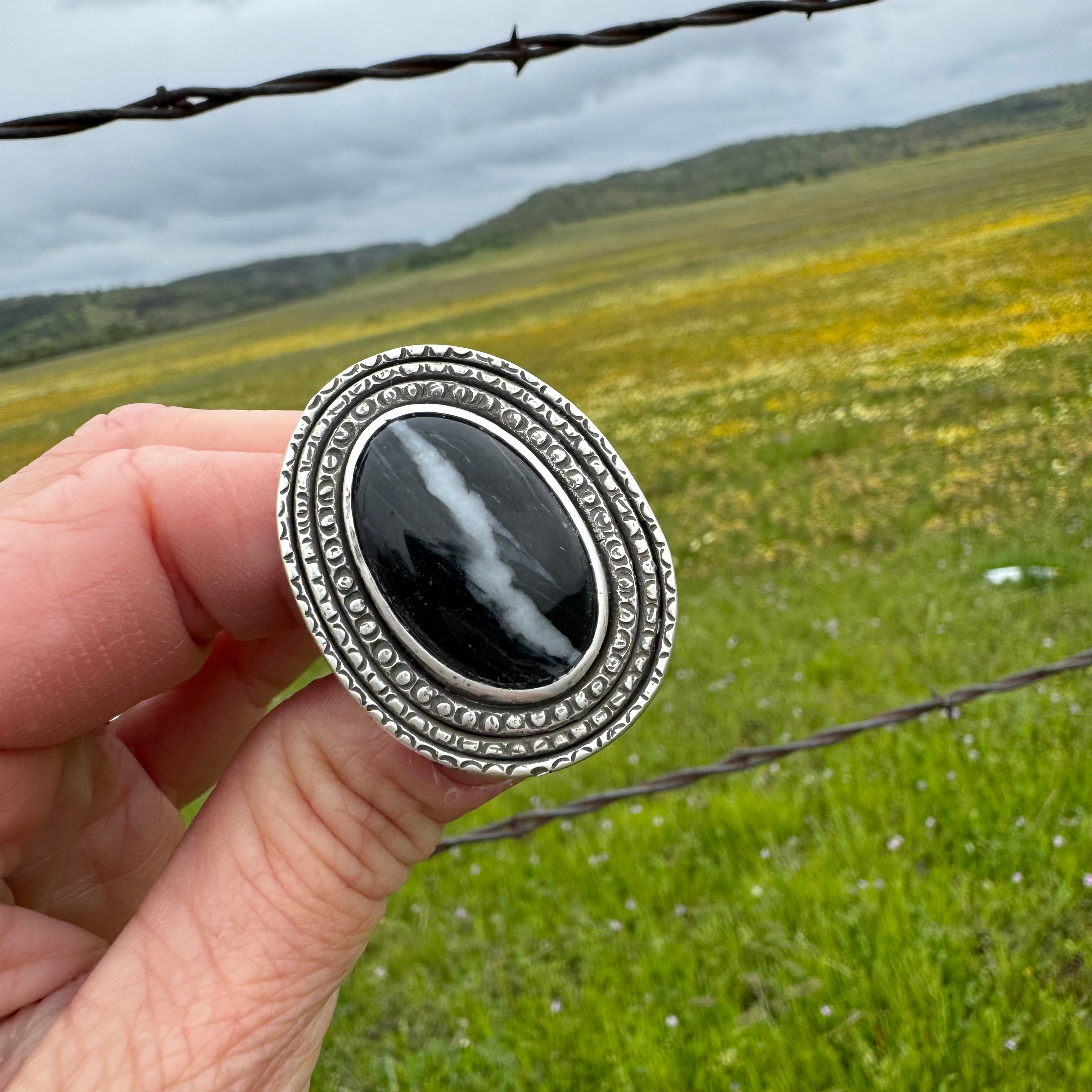 Stamped Neo Deco split-shank Sterling ring with black and white stone - Size US 7 3/4