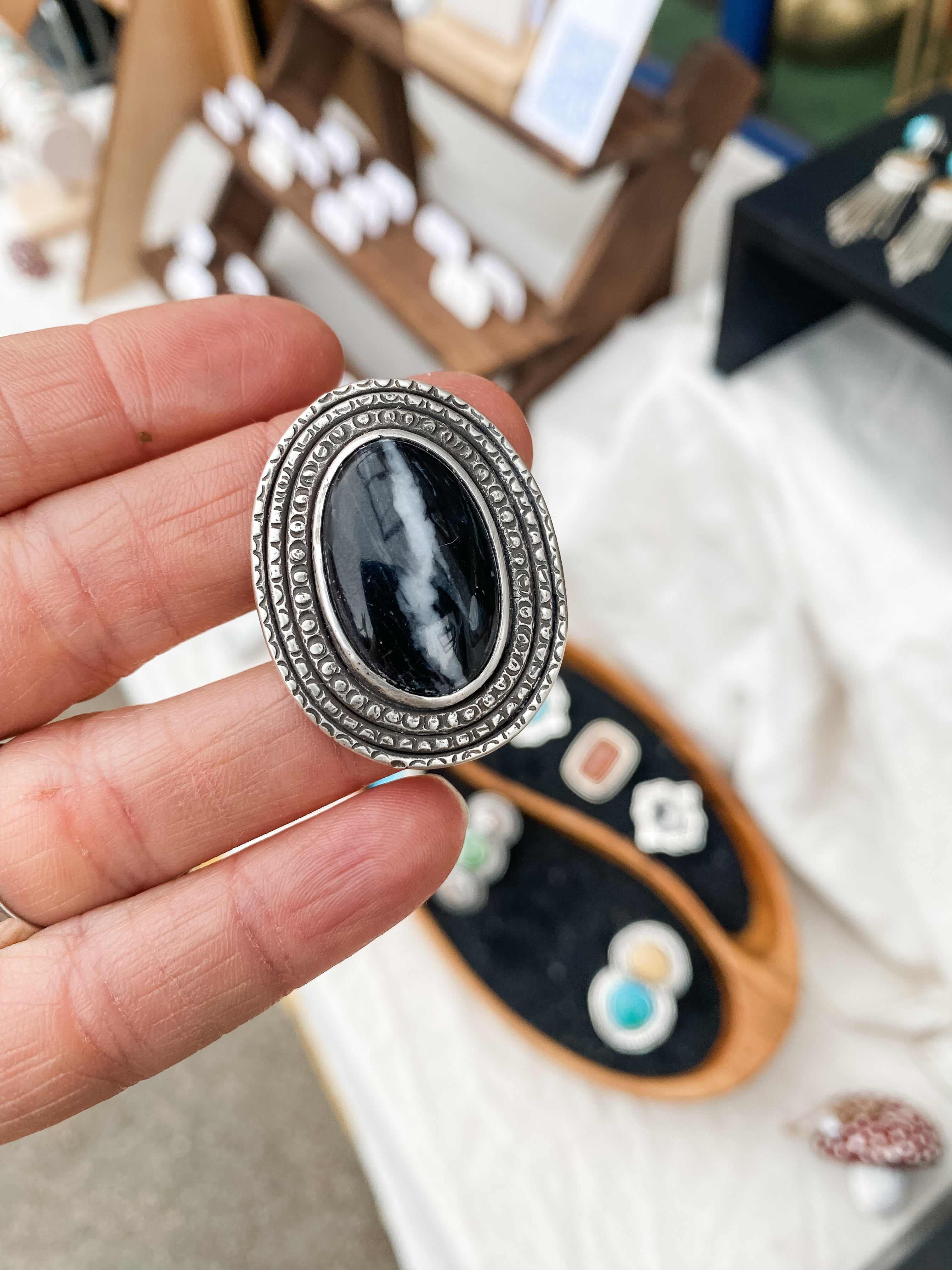 Stamped Neo Deco split-shank Sterling ring with black and white stone - Size US 7 3/4