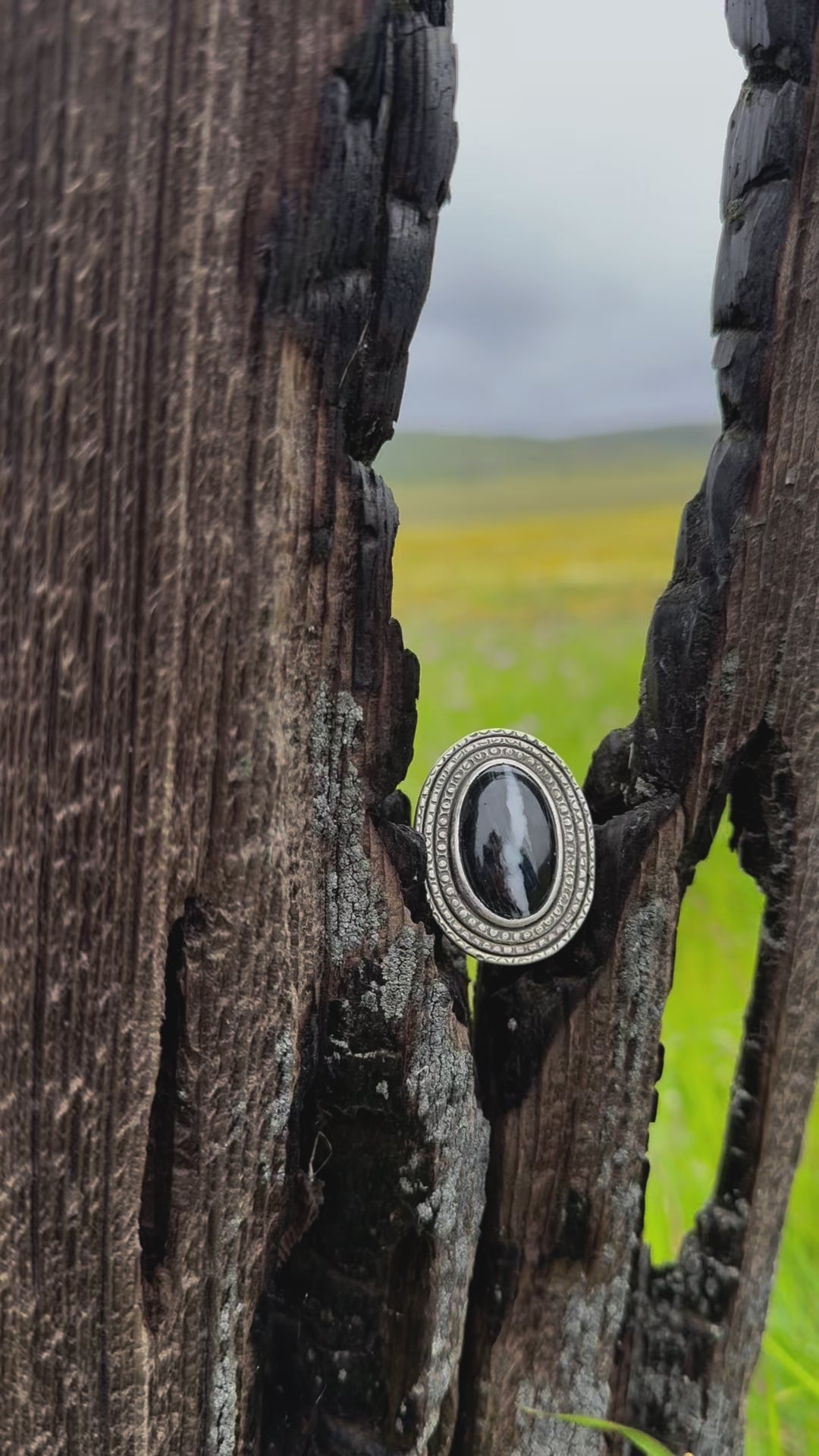 Stamped Neo Deco split-shank Sterling ring with black and white stone - Size US 7 3/4