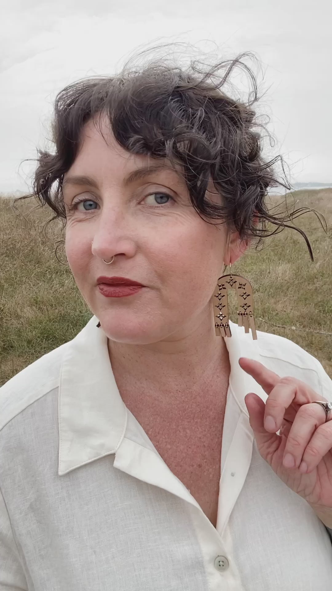 Arches and Fringe cut-out earrings in Maple wood with brass